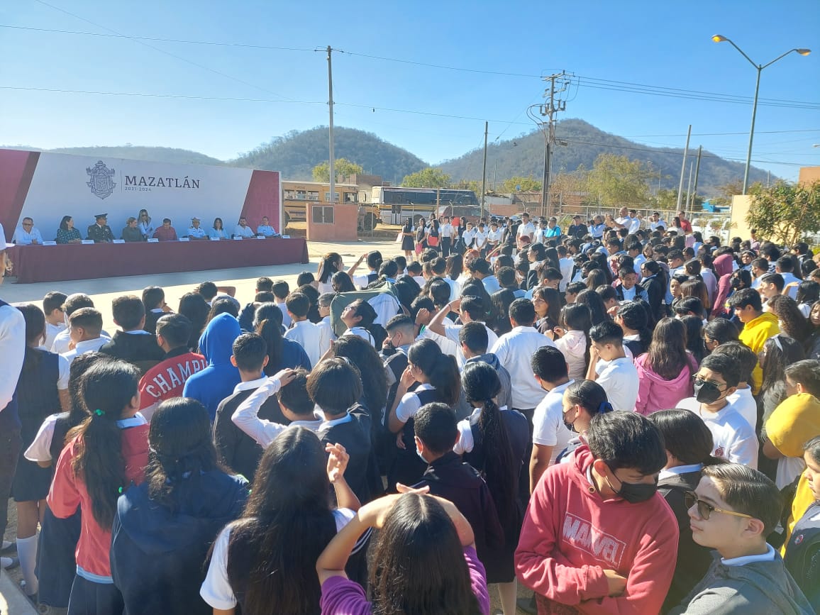 Alumnos de la secundaria Nueva Creación regresaron a clases para recibir el Lunes Cívico