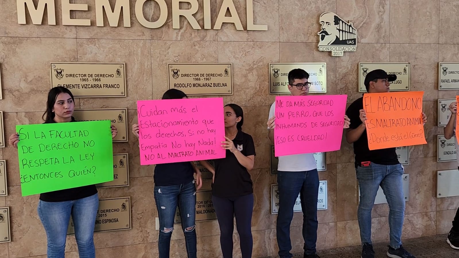 Animalistas y estudiantes de derecho de la UAS se manifiesta por el caso de crueldad en contra de 5 cachorros y sus padres