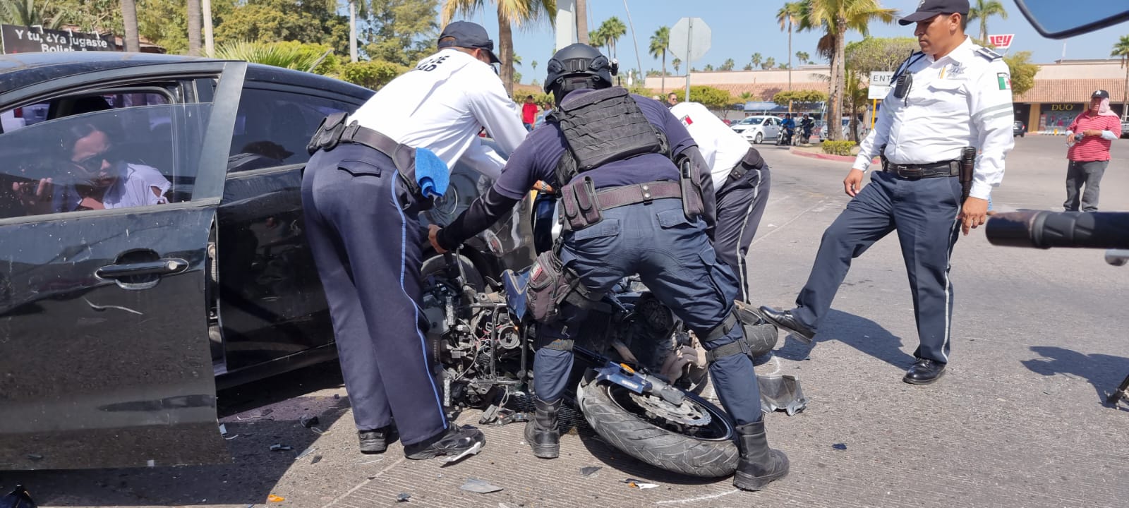 Atropellan a policía de Tránsito en la colonia Americana en Los Mochis
