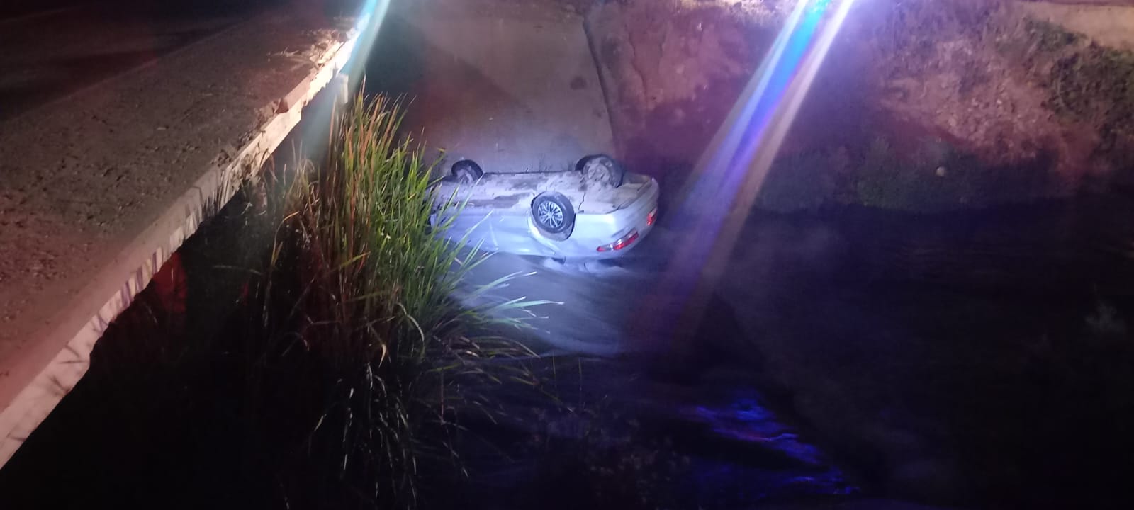Automovilista cae dentro de un dren en el ejido Felipe Ángeles, Ahome