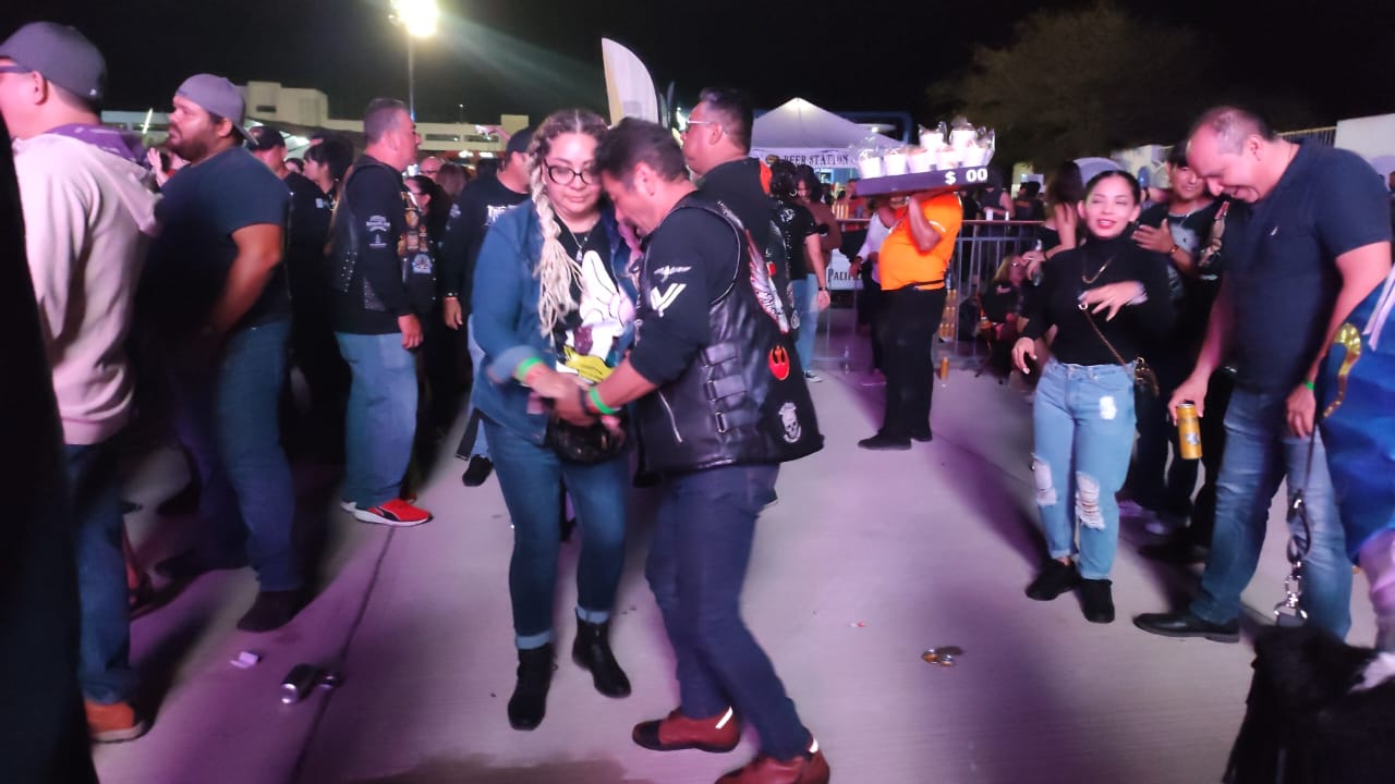 Bikers se bajan de las motos para bailar y cantar canciones del grupo Inspector y La Mejor Sonora Dinamita