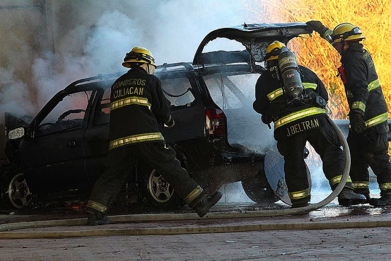 Podría ser de San Isidro el hombre quemado durante el choque e incendio de vehículo en La Costerita de Culiacán