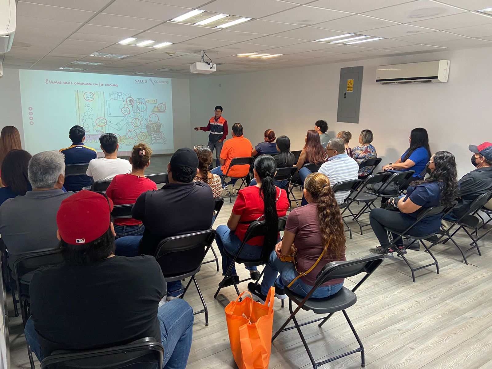 Capacita Coepriss a vendedores de alimentos y bebidas del Festival del Globo en Culiacán