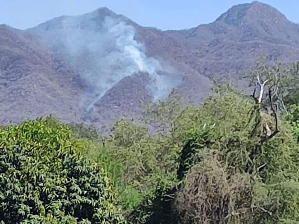 Si no hay corrientes de aire hoy podría controlarse al 100% incendio en cerro del Cazanate: PC municipal