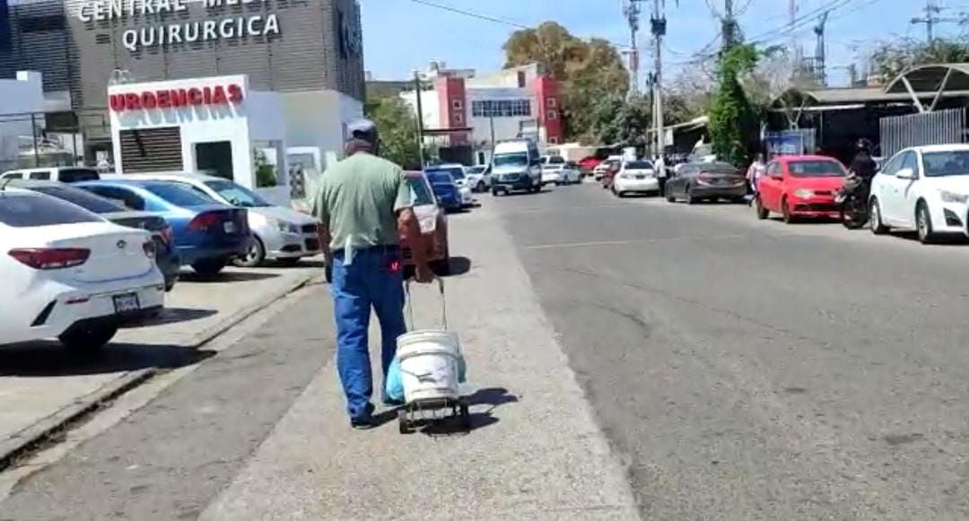 Hacen ‘changuerismo’ en alrededores de la FGE de Mazatlán; en cubetas rodantes venden el camarón vedado
