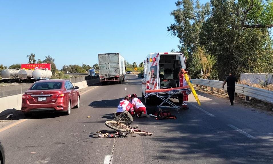 Ciclista en estado de ebriedad es atropellado sobre la México 15, en Guasave