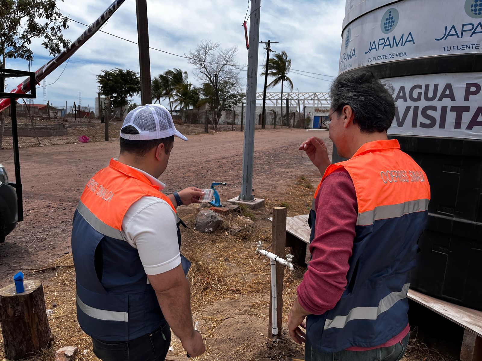 Revisa Coepriss cloración del agua en cisternas colocadas en playas del estado
