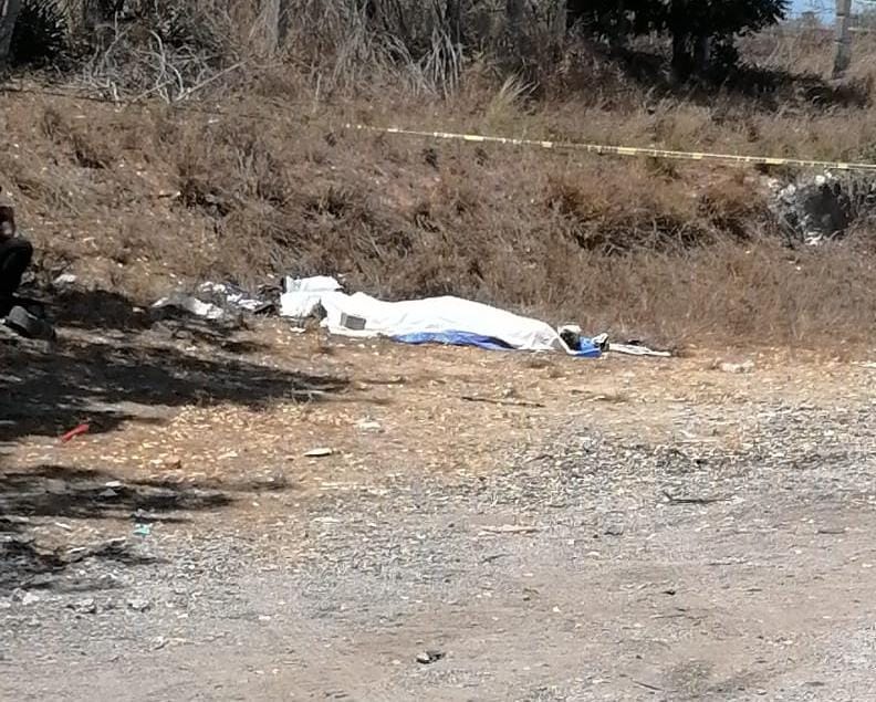 Asesinado y con carritos de juguete, dejan a hombre sobre la Maxipista Culiacán-Mazatlán, en Elota