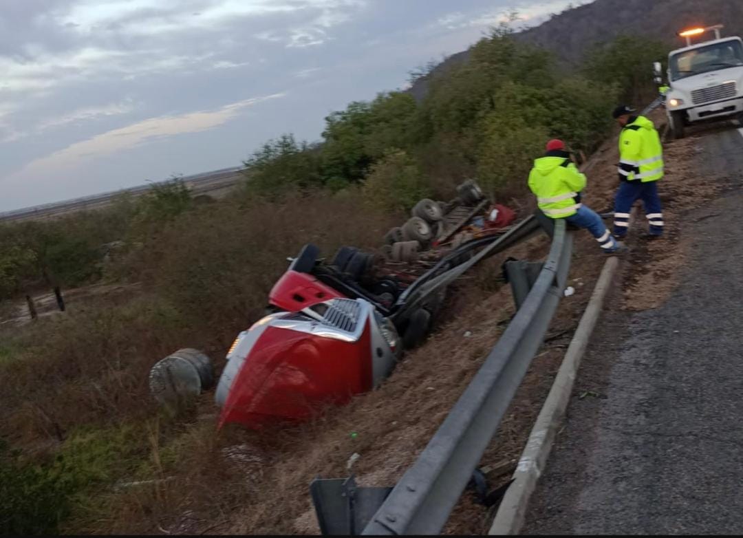 Tráiler de doble remolque se vuelca por la autopista Mazatlán-Tepic, al sur de Escuinapa