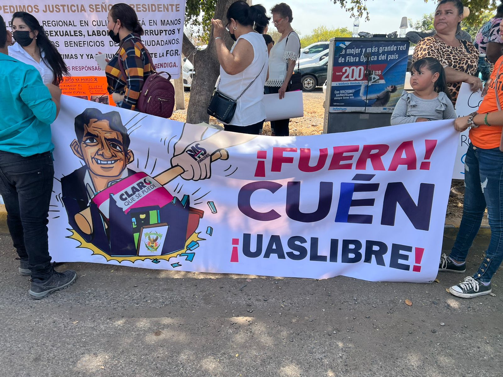 ¡Fuera Cuén! ¡UAS libre! Con manta esperan a AMLO simpatizantes de Morena