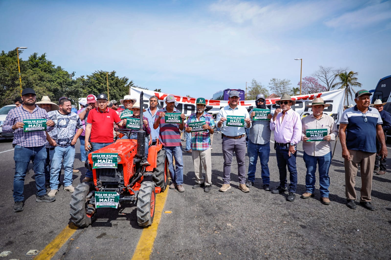 “No vamos desestimar ninguna circunstancia”: Graciela Domínguez instruye diálogo con productores en manifestación en la Sader en Culiacán