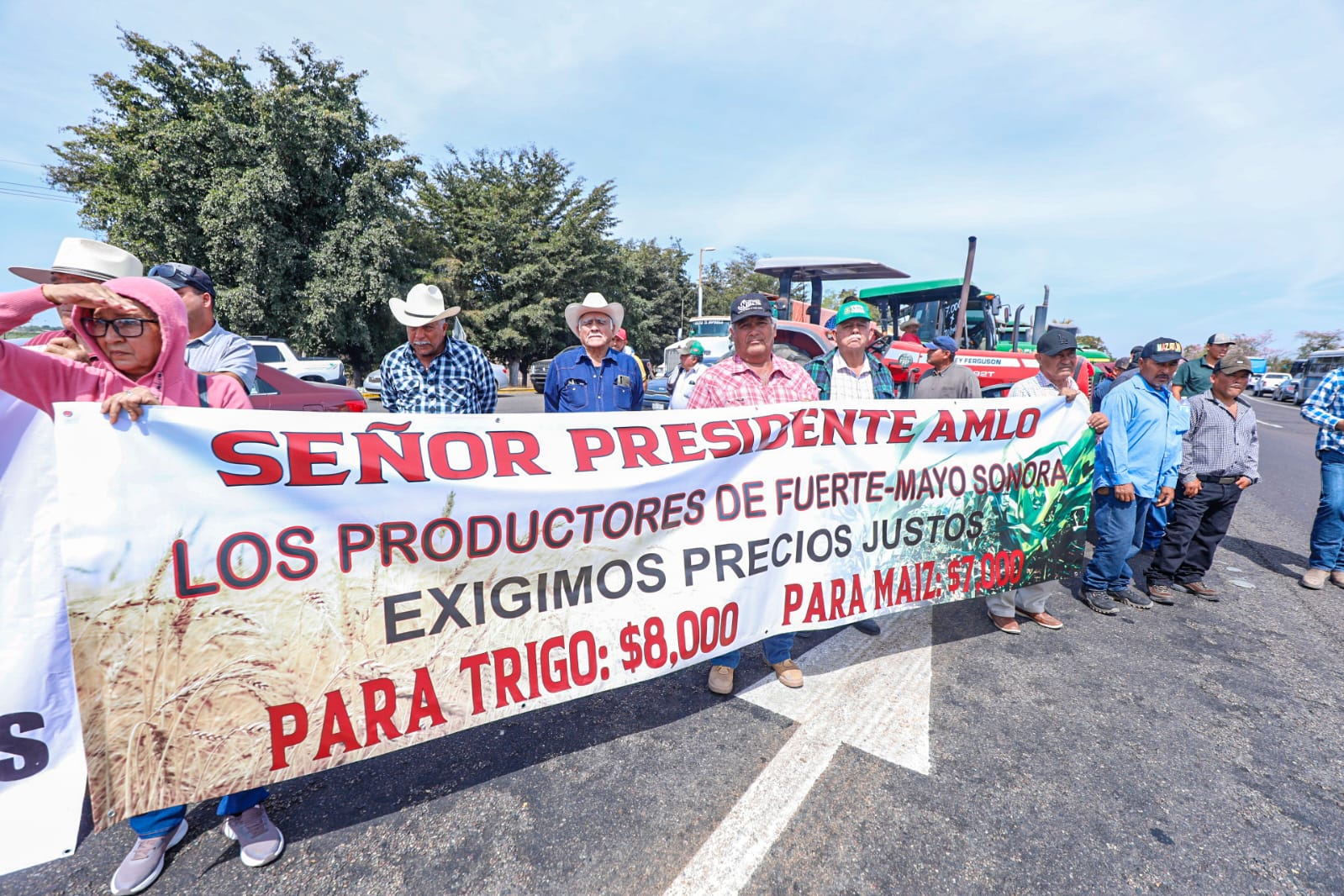 Con todo y tractores se manifiestan productores sinaloenses; piden a AMLO un precio justo para el maíz