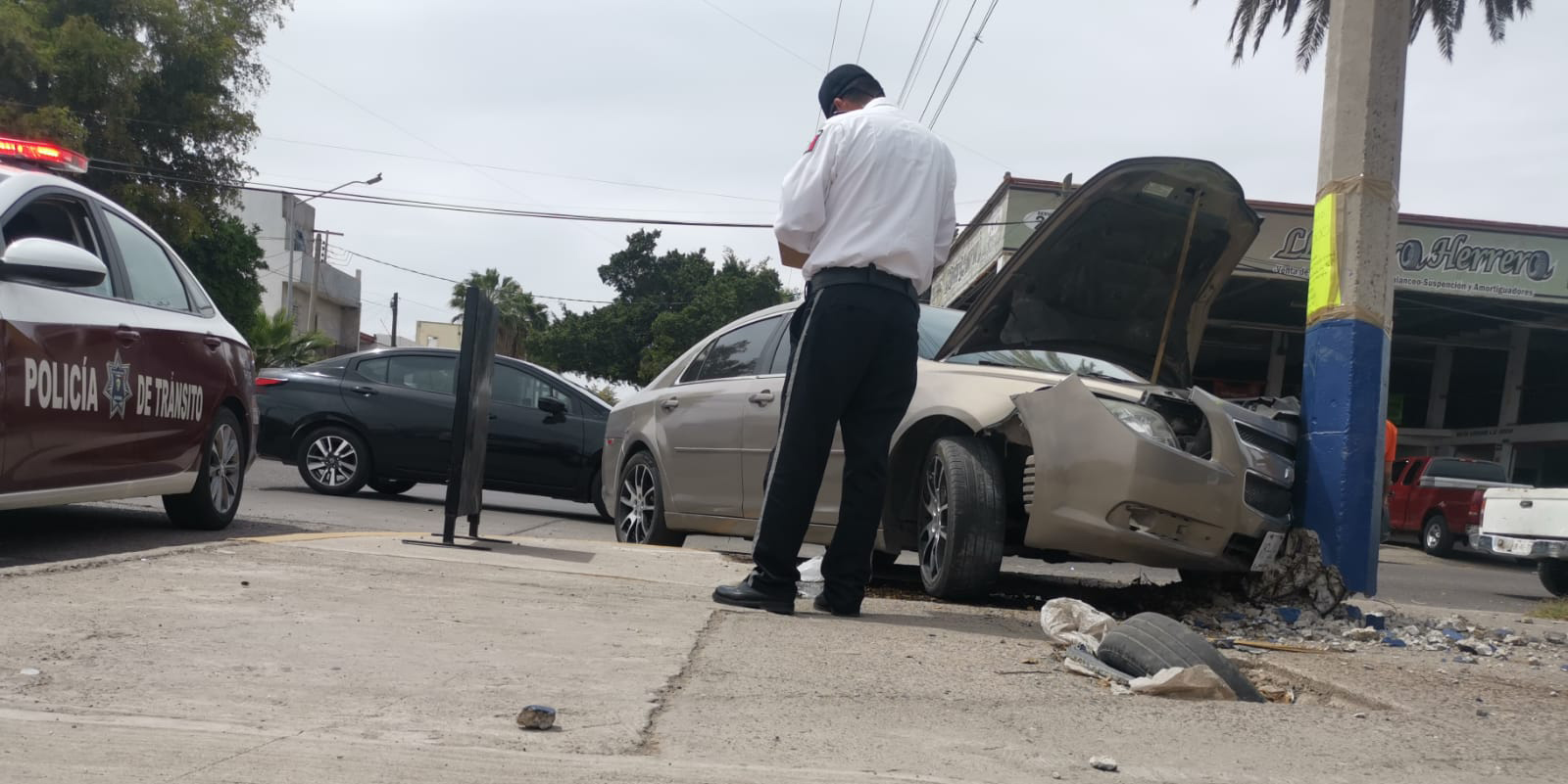 Conductor choca contra un poste de la CFE en el sector centro de Los Mochis