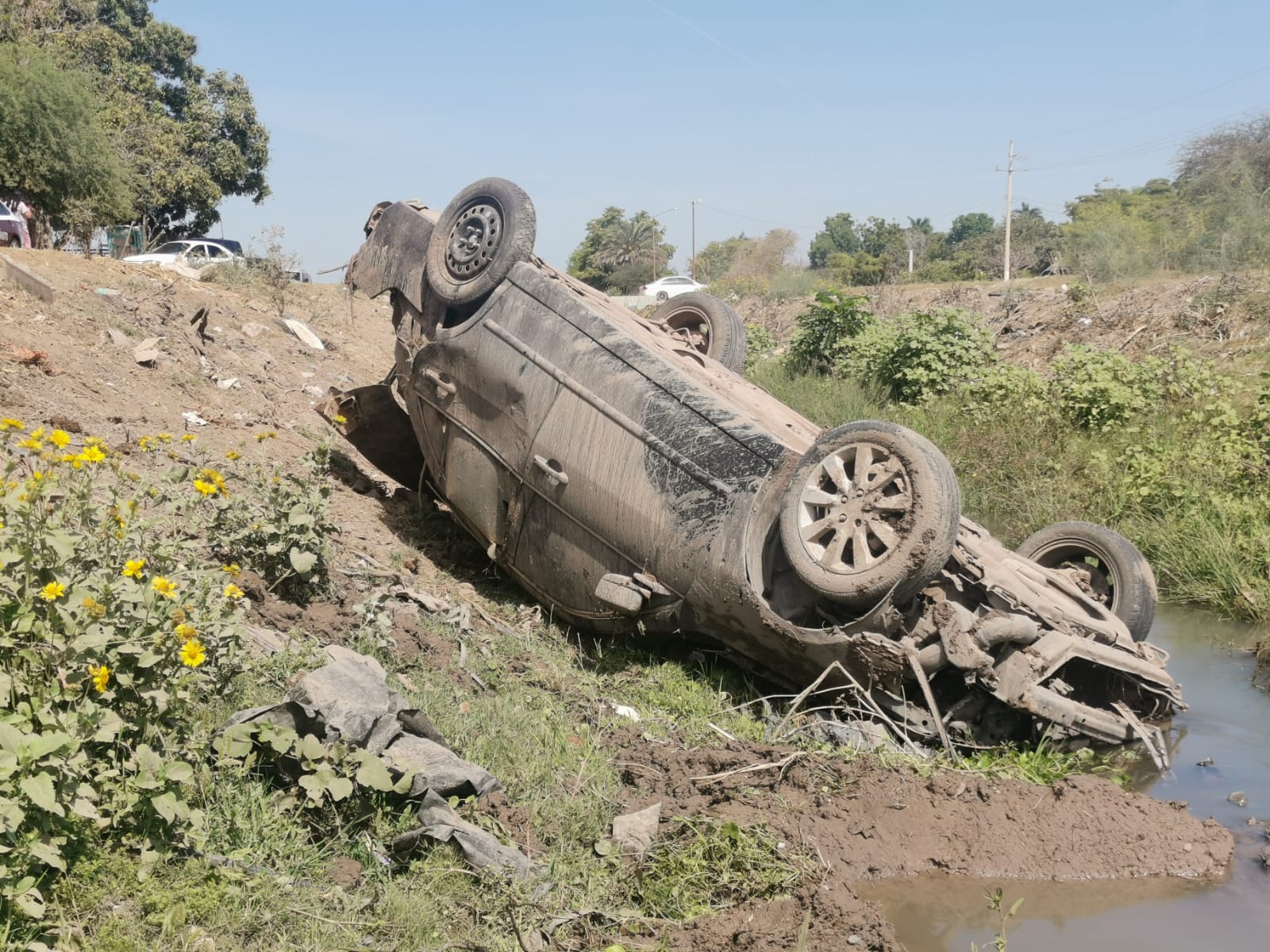 Conductor de un Honda sobrevive de milagro luego de caer dentro de una obra hidráulica en el ejido 1 de Mayo, Ahome