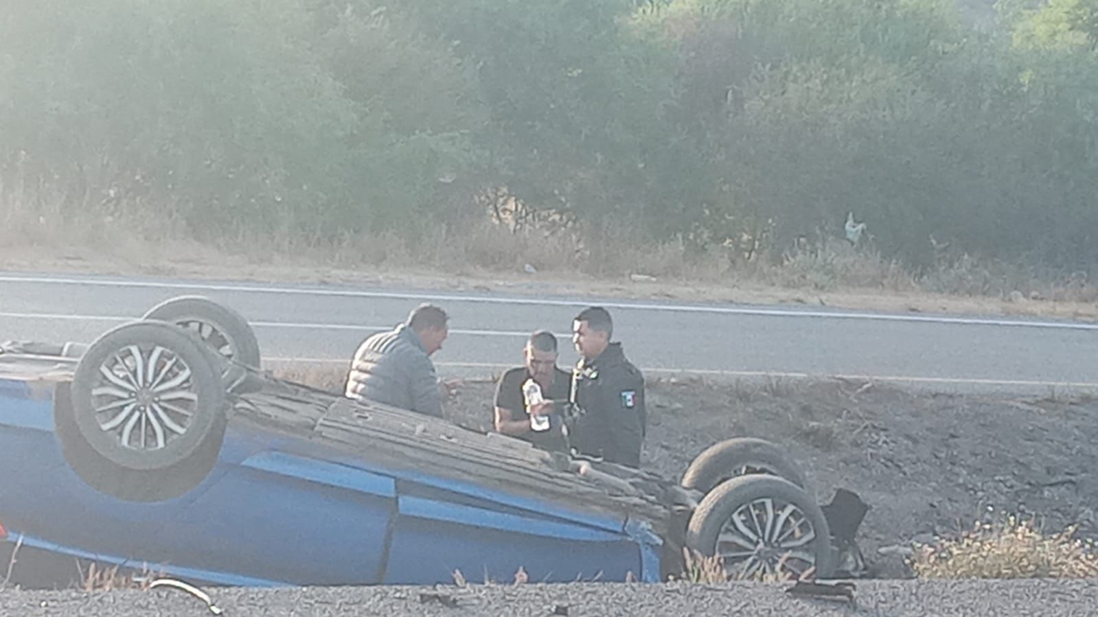 Automóvil sedán queda volcado sobre la México 15 en el Valle del Carrizo, Ahome