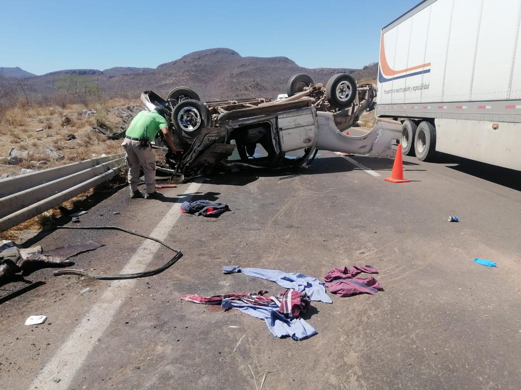 Conductor de una camioneta queda volcado en los Cerros de Barobampo, Ahome
