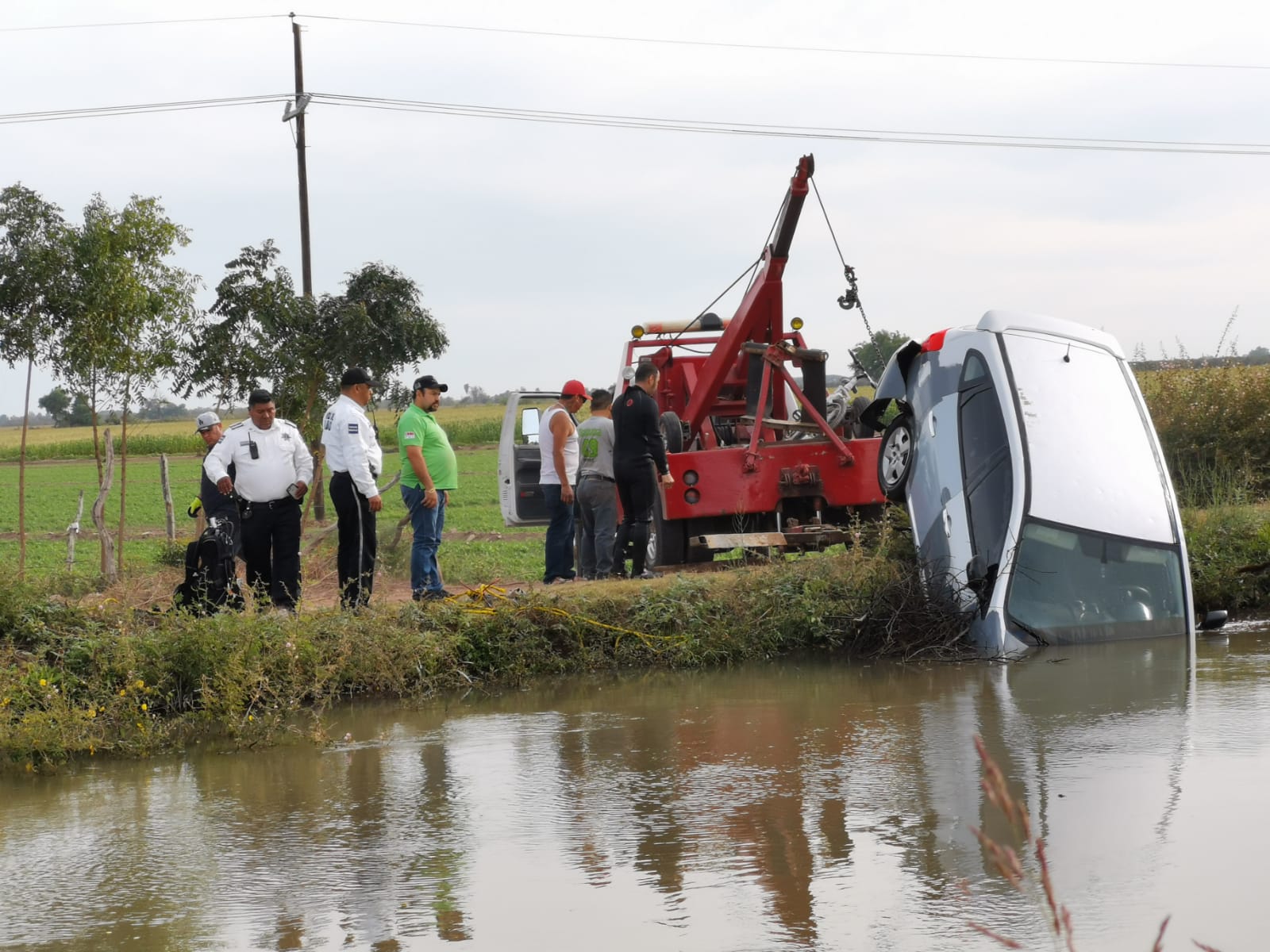 Conductor de una vagoneta cae dentro de un canal en el ejido El Porvenir, Ahome