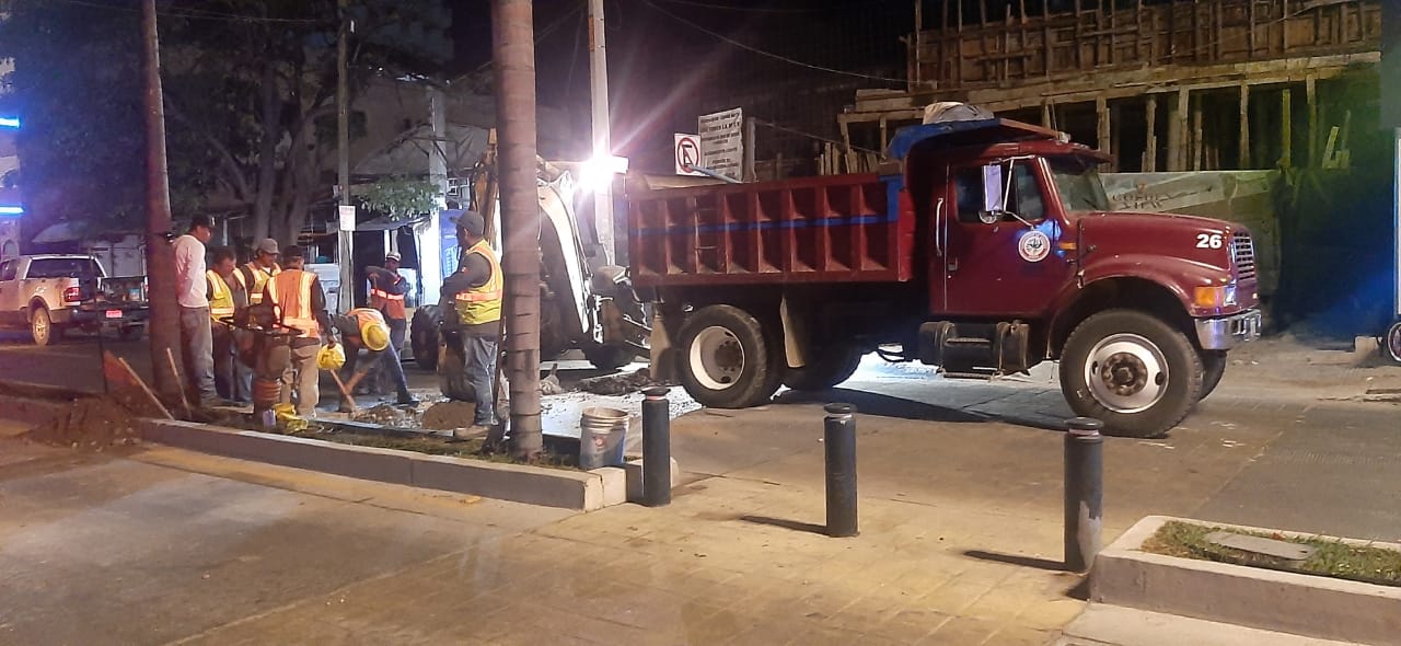 En Mazatlán, constructora rompe pavimento sin permiso en la Zona Dorada; ayuntamiento los sanciona