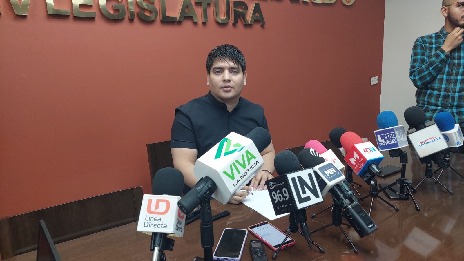 Agarran pleito los diputados Pedro Lobo y Gene Bojórquez; uno pide su desafuero y el otro le dice ‘gato’