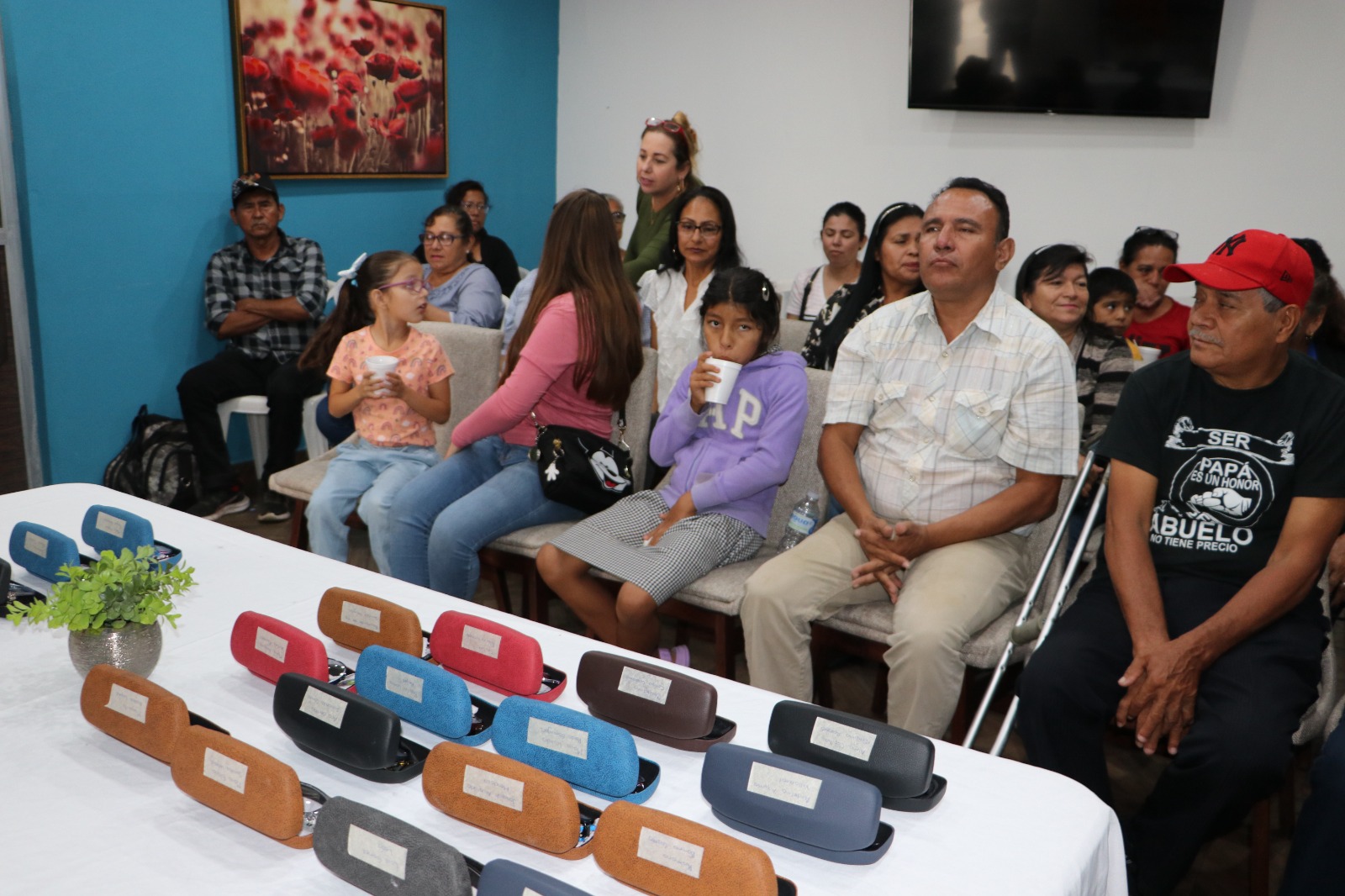 Arma DIF entrega emergentes de lentes graduados para población vulnerable en Mazatlán