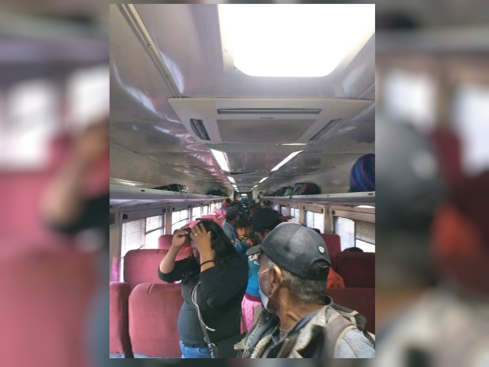 Denuncian que Chepe Regional discrimina a indígenas, viajan amontonados, parados o sentados en el piso