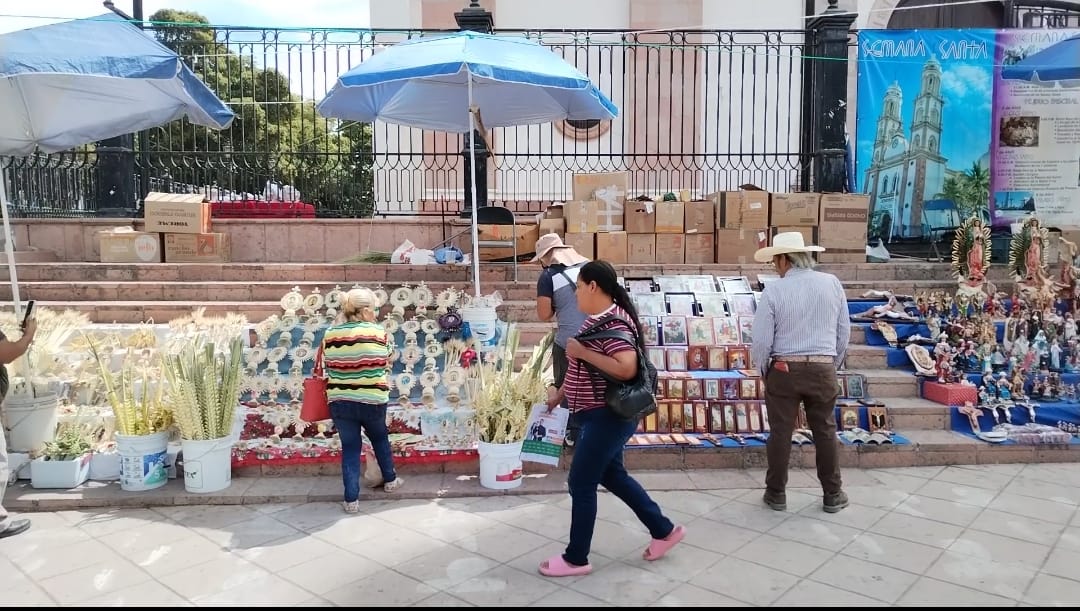 Desde Puebla, artesanos llegan a Culiacán para vender palmas tejidas y artesanías por Semana Santa