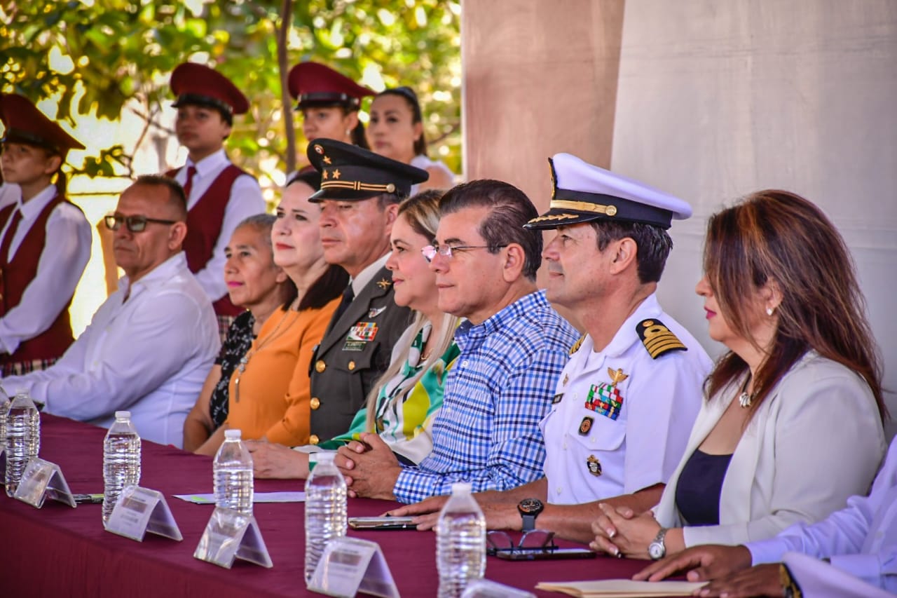 Desde la Isla de la Piedra, alcalde de Mazatlán reafirma compromiso de mejorar la educación