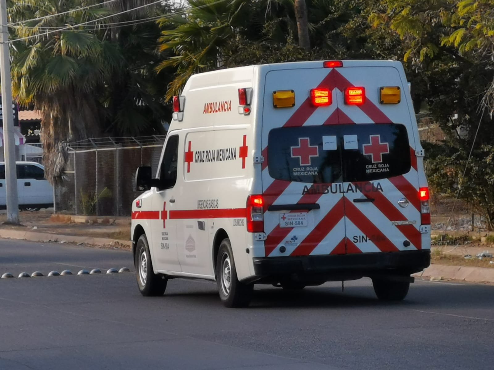Choque entre moto y automóvil deja tres personas lesionadas en Compuertas, Ahome