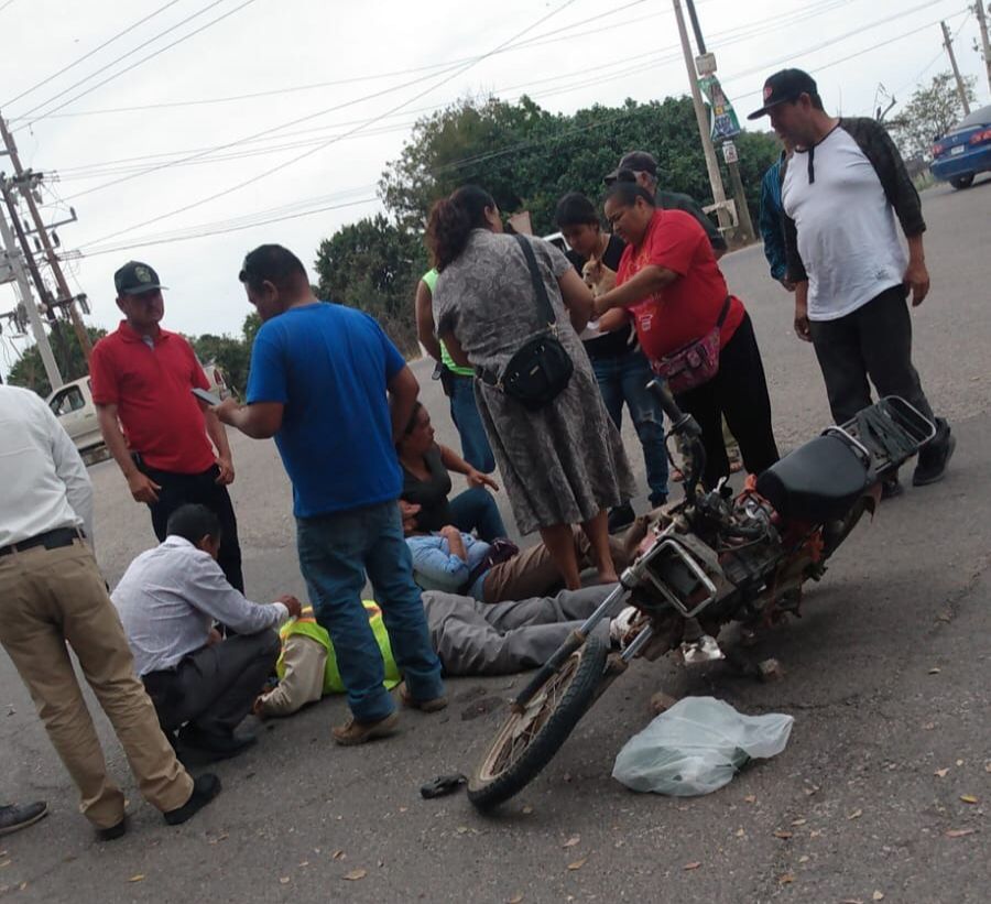 En Ahome, motociclistas chocan de frente; hay tres personas lesionadas