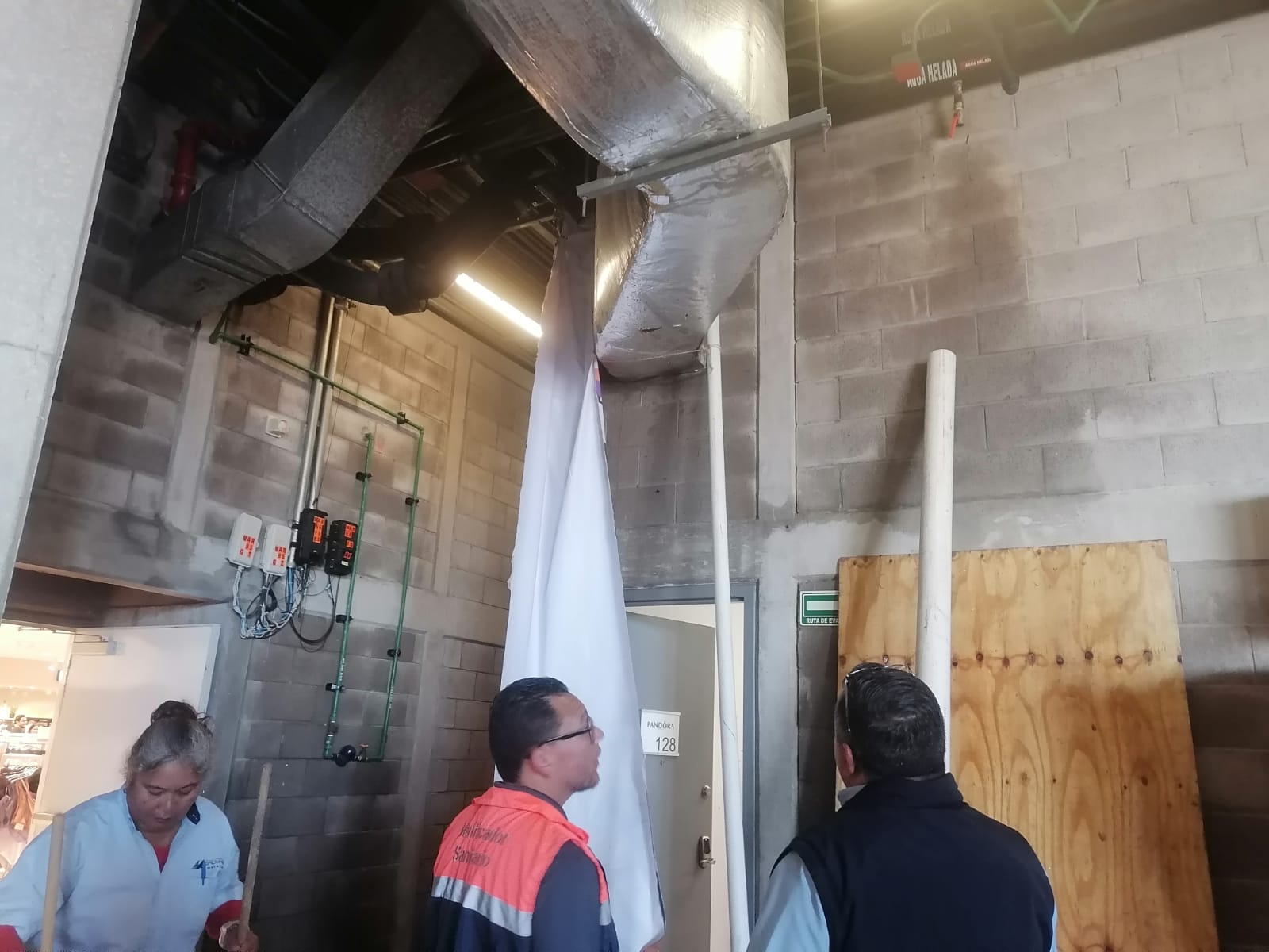 En Galerías Mazatlán hubo derrame de agua, pero no residual, coloración era por óxido en tuberías: Coepriss