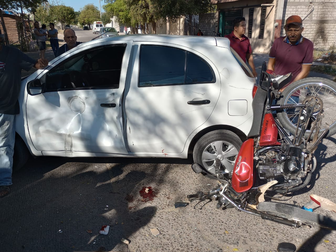 En Los Mochis, accidente vial deja un motociclista lesionado