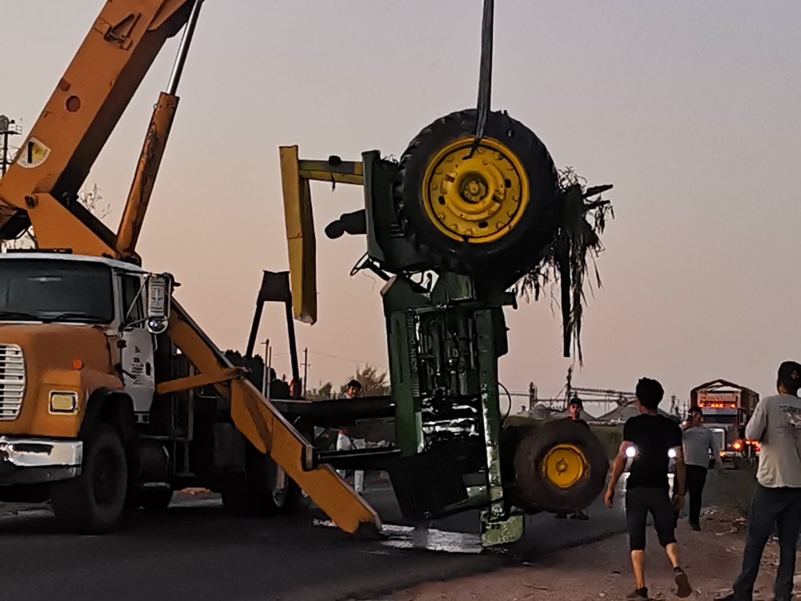 En Los Mochis, operador de un tractor agrícola cae dentro de un canal y logra salir con vida