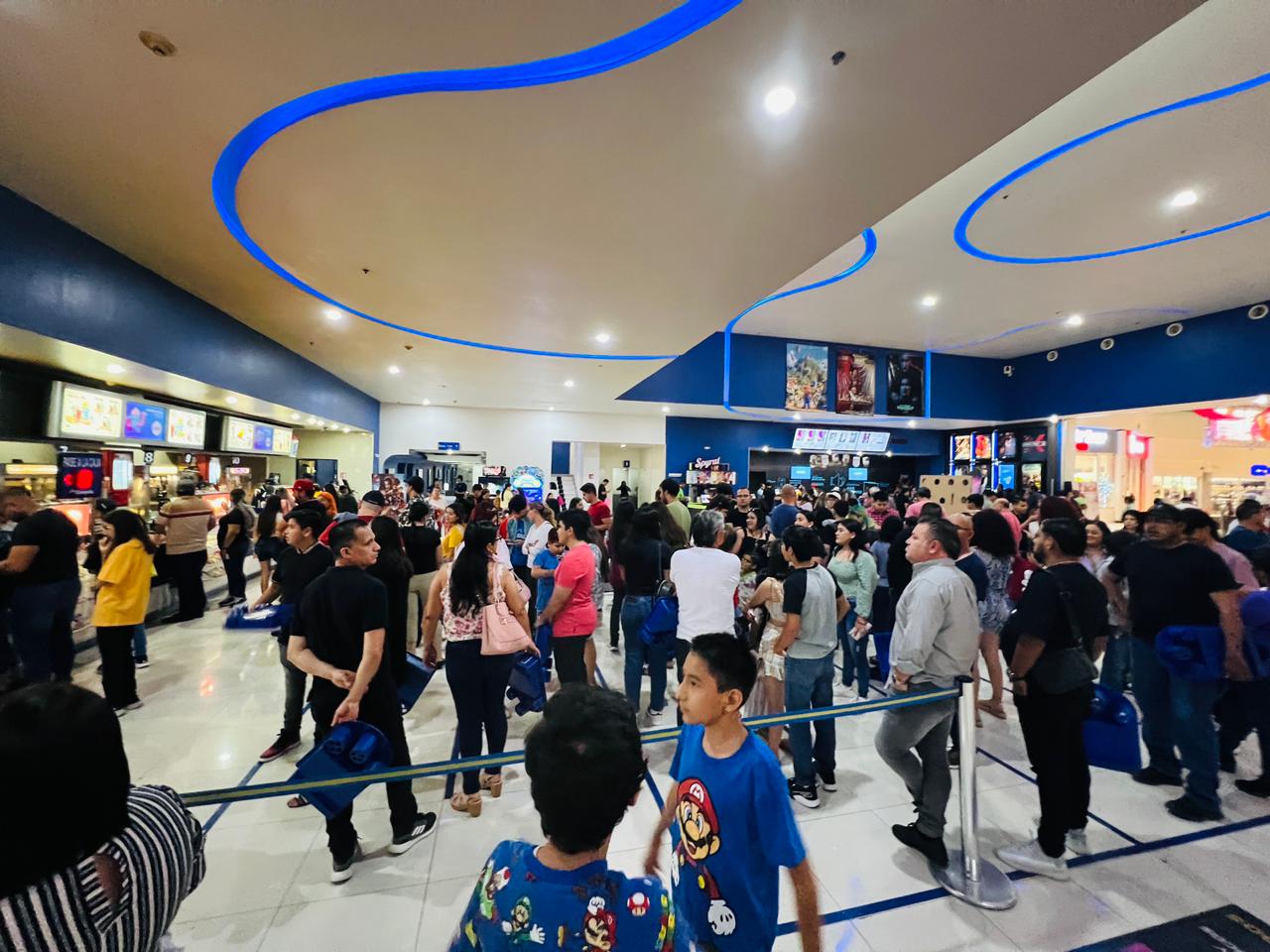 En Mazatlán abarrotan playas y también cines por la ‘Brosmanía’