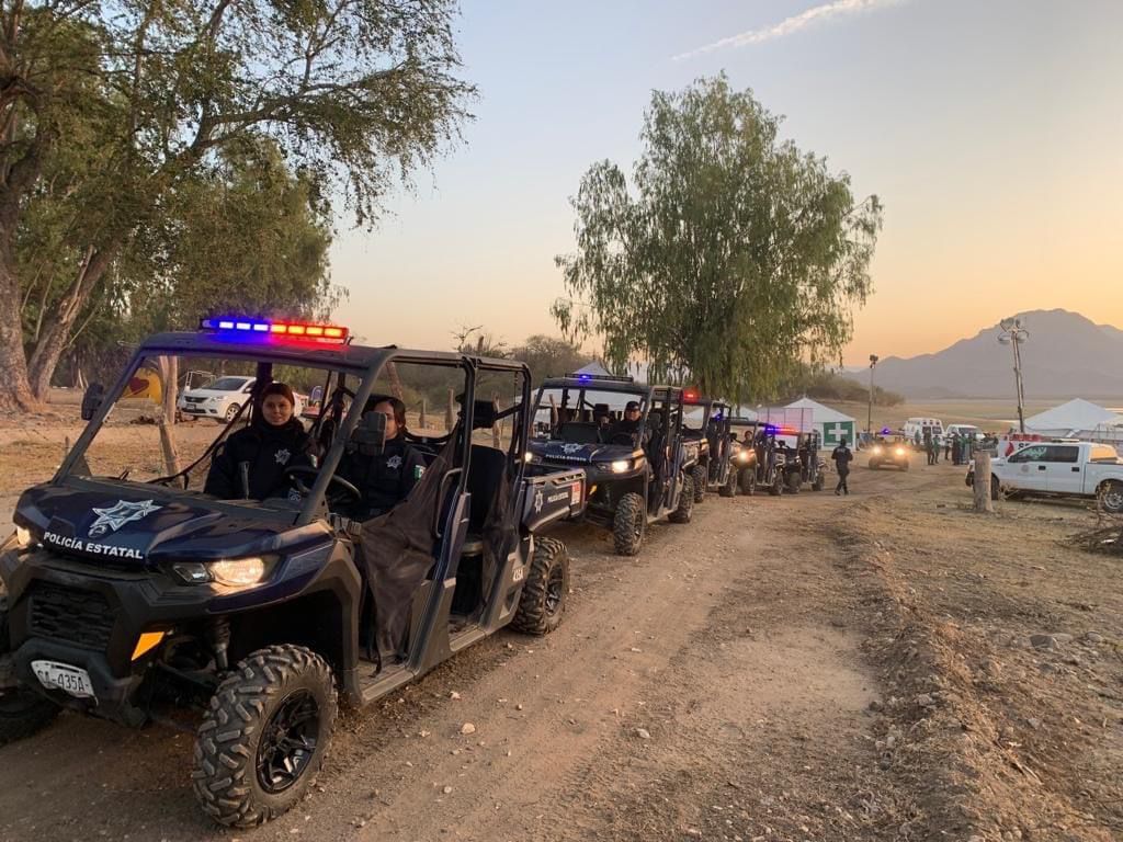 En vehículos todo terreno, policías estatales vigilan el Festival del Globo en Narnia