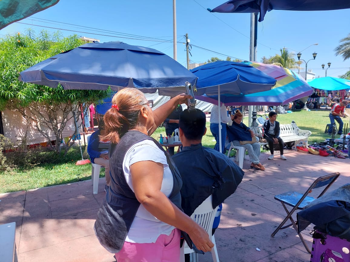 Puedes darte una ‘manita de gato’ en la estética al aire libre del tianguis de la Juárez, en Mazatlán