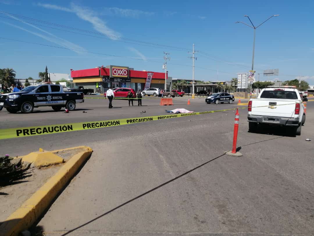 Fallece motociclista al chocar con un tráiler tipo torton en La Cruz de Elota