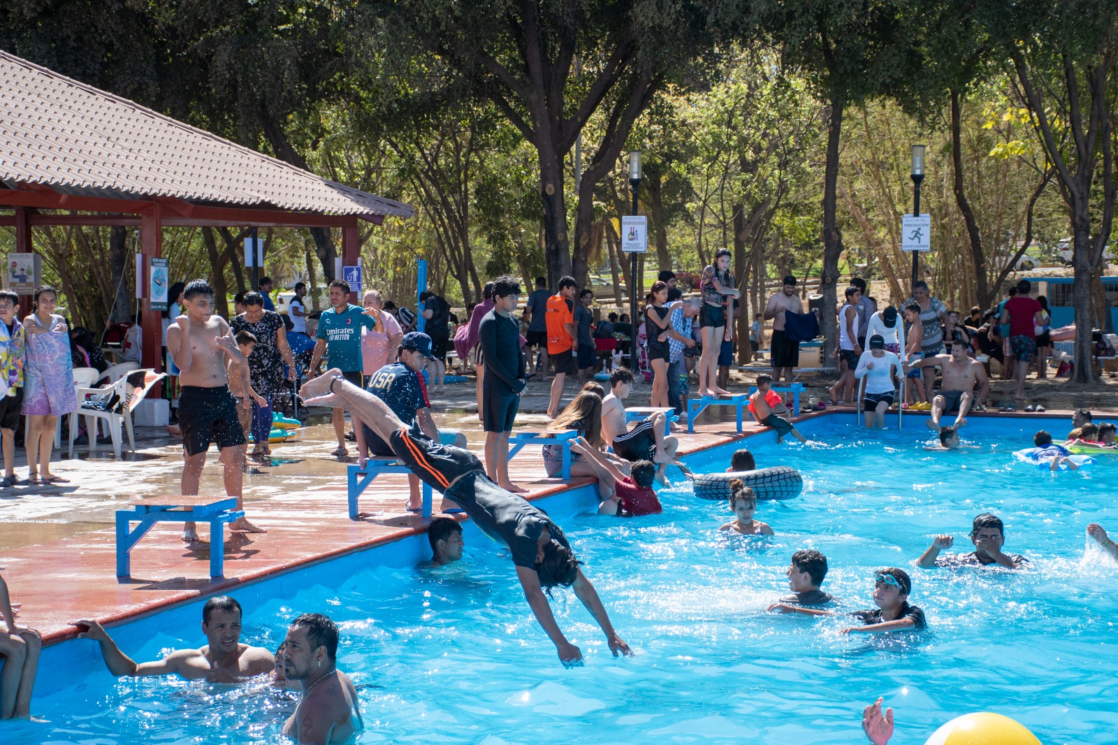 Familias culiacanenses disfrutan balnearios y parques en Semana Santa