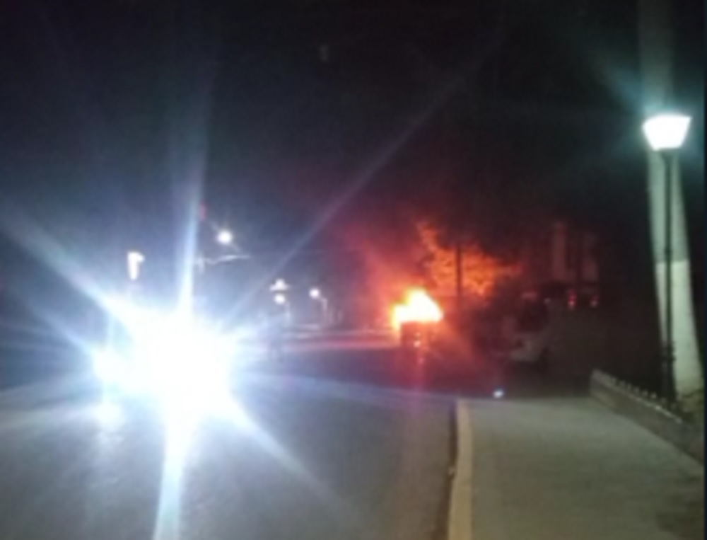 Se incendia camioneta en El Guayabo, bomberos de Los Mochis logran sofocar el fuego