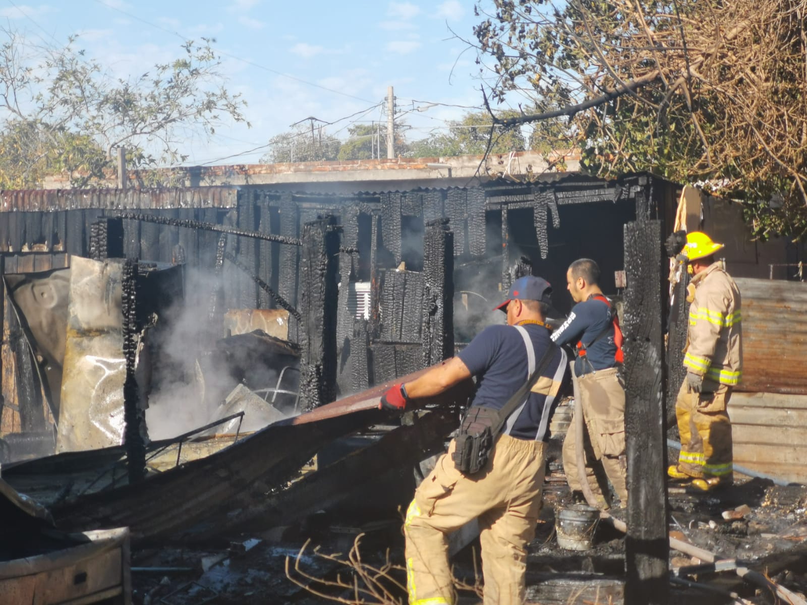 Fuego consume en su totalidad una vivienda de la colonia Ferrocarrilera, en Los Mochis