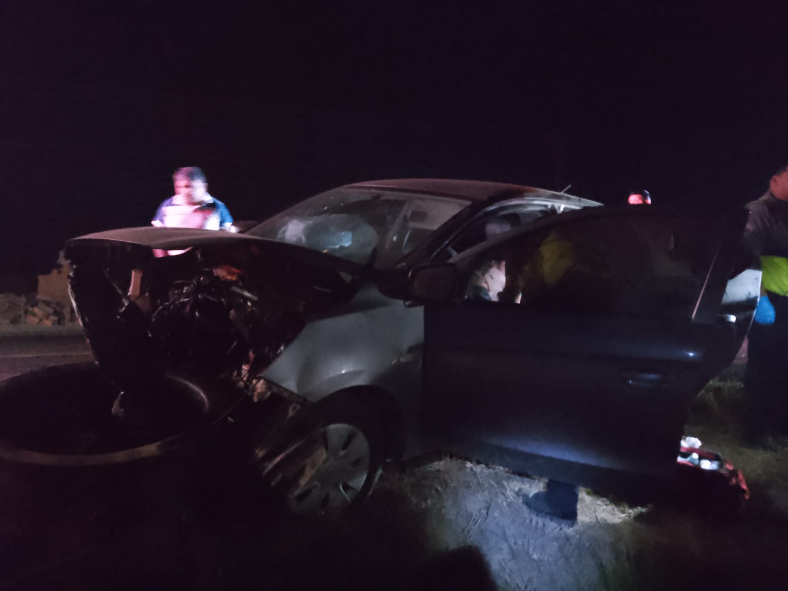 Fuerte choque de un automóvil contra un muro de contención en la México 15, en Los Mochis deja tres lesionados