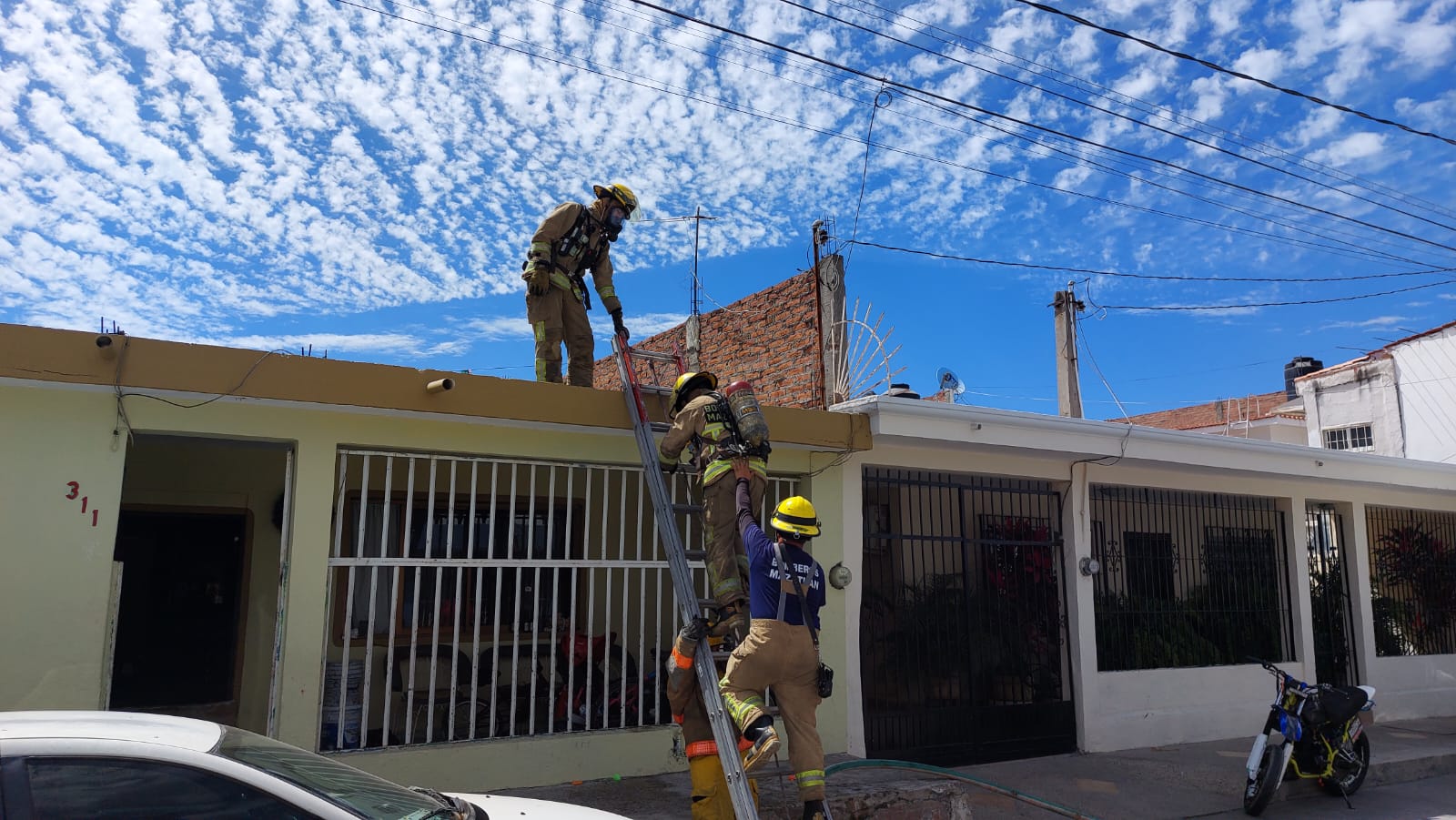 Fuga de gas en una vivienda en Mazatlán, moviliza a elementos de emergencia