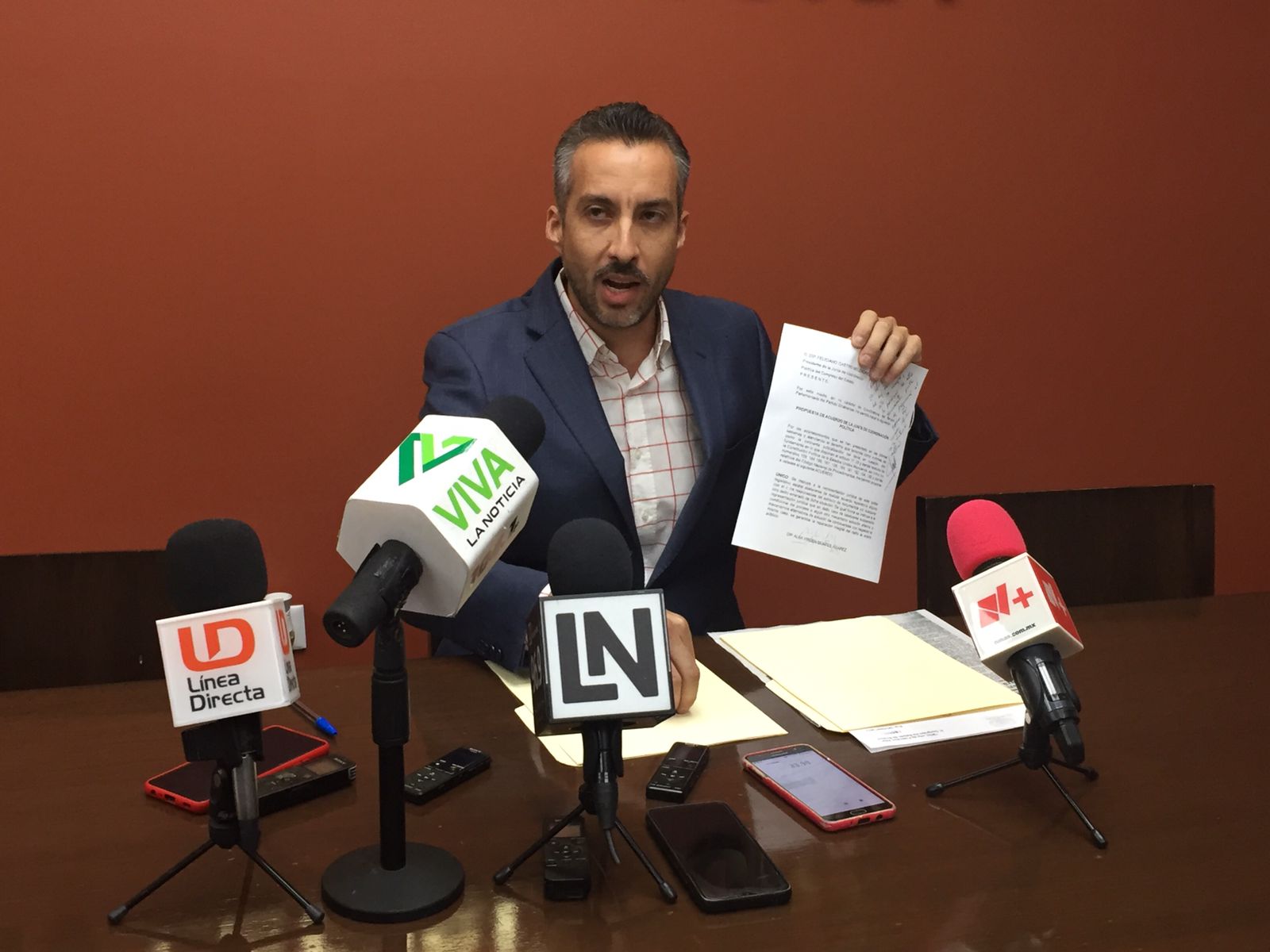 Feliciano Castro y Ricardo Madrid están a favor de negociar en el tema de los cheques: Gene Bojórquez