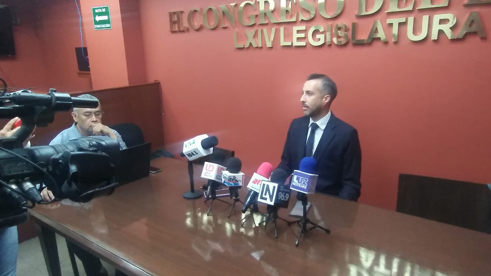 Administrador del Congreso no tiene perfil, es sociólogo y fue candidato del PRD: Gene Bojórquez