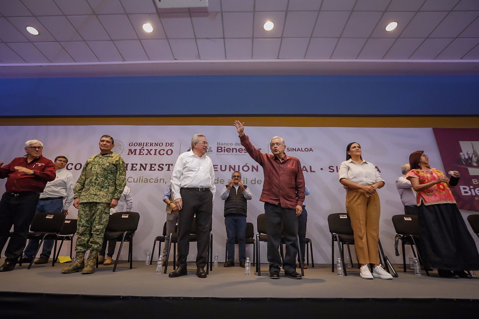 Titular de la SEDENA acompaña a AMLO en su gira por Sinaloa