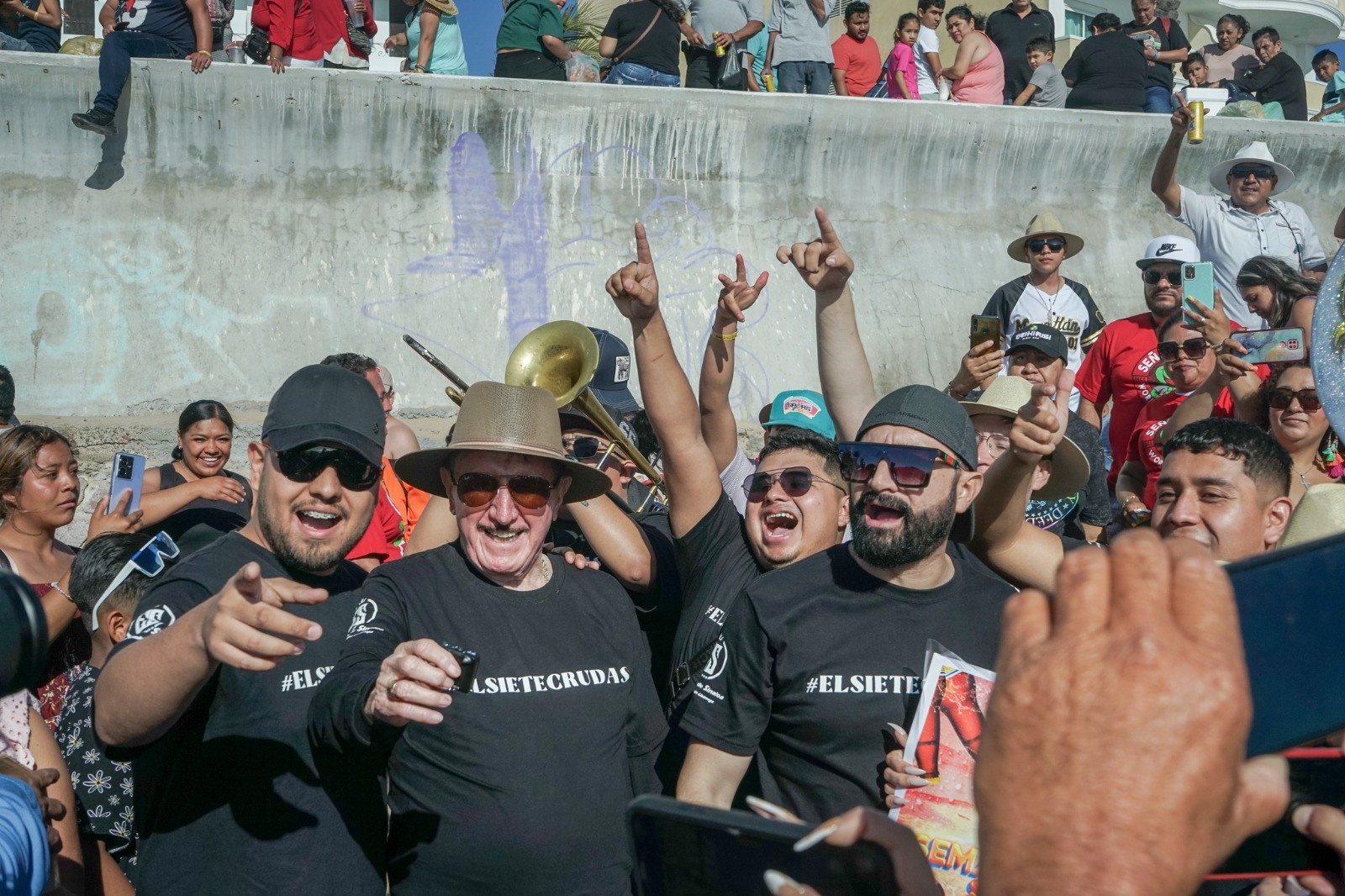 ¡Huya, huya! Era paseo pre-promoción por el Malecón de Mazatlán, pero apareció Germán Lizárraga y se descontroló…