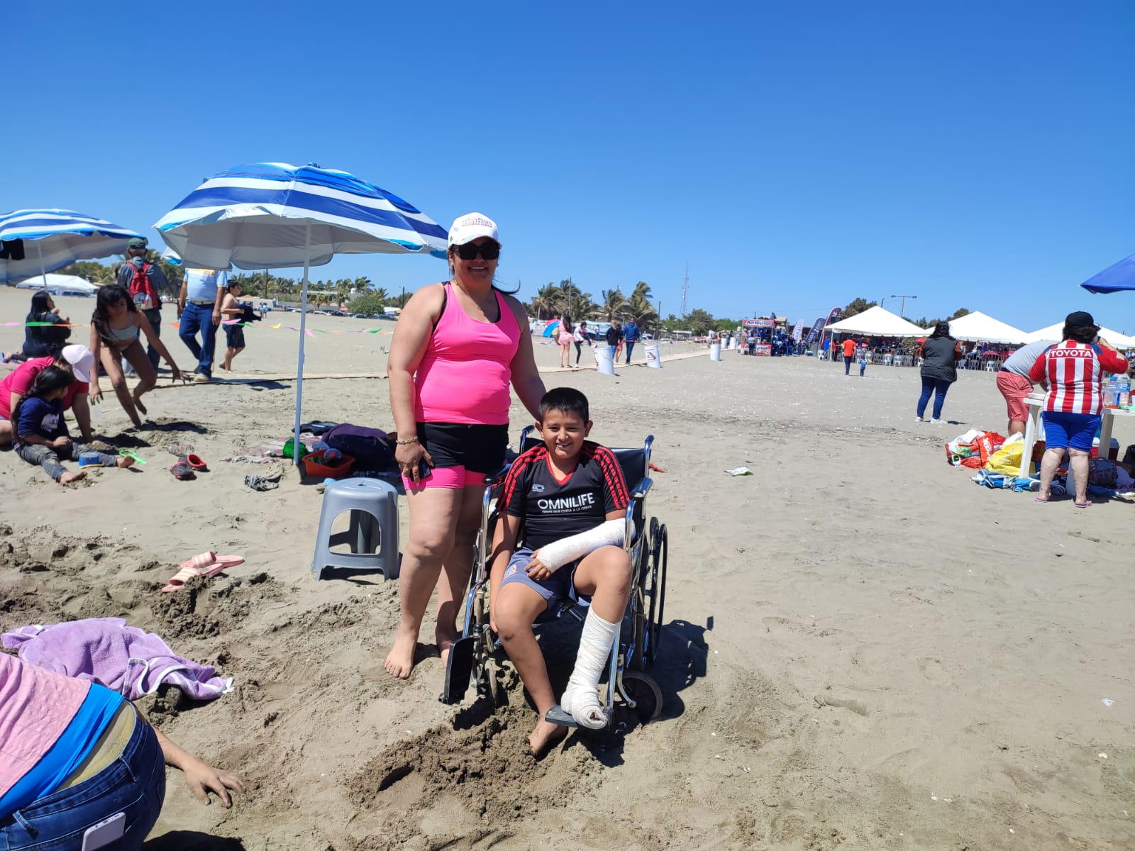 Gilberto comprobó lo importante de los andadores inclusivos colocados en playa Las Glorias