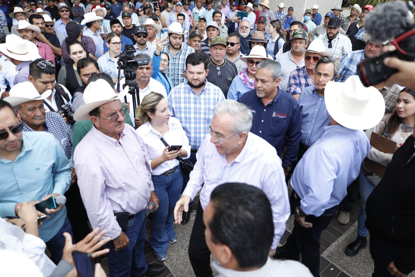 ‘Yo no le saco a los problemas’; Rocha atiende a productores agrícolas en manifestación de Palacio de Gobierno