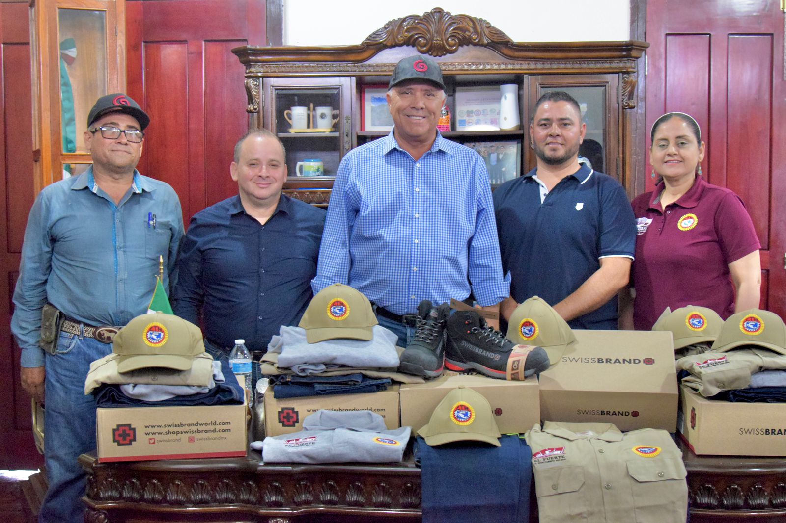 Gobierno de El Fuerte entregó uniformes a trabajadores del Ayuntamiento y JAPAF