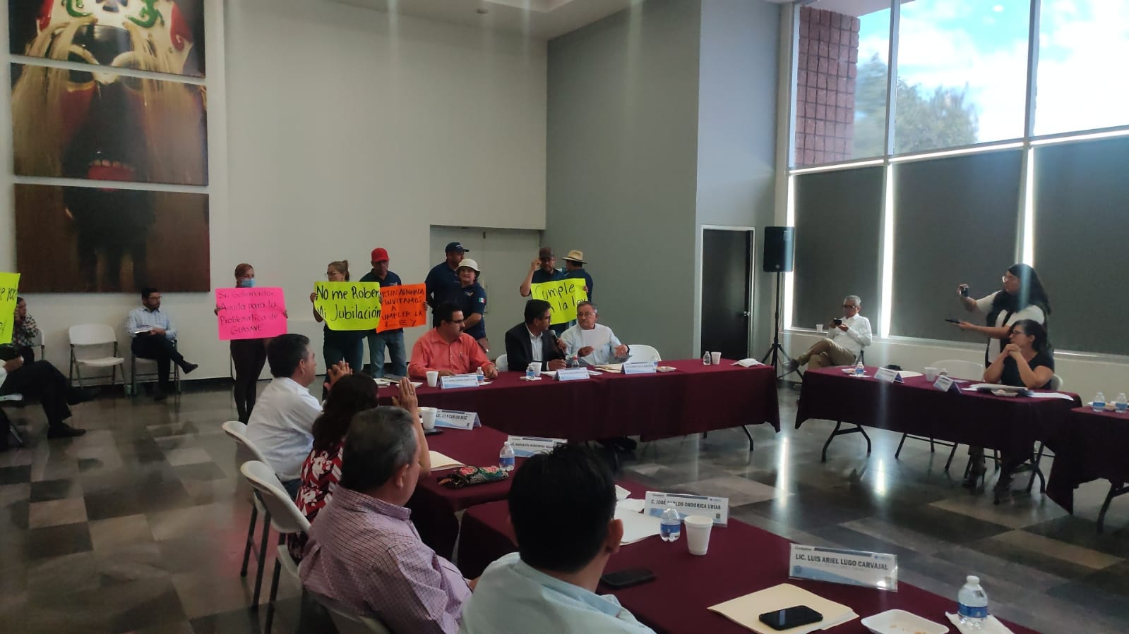 Guerreros unidos irrumpe en sesión de Jumapag; exigen al alcalde reinstalación de líderes del Stashag