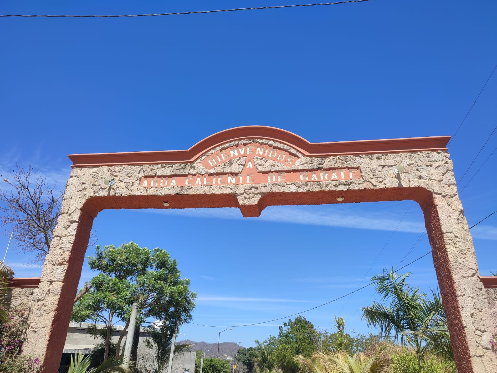 De blanco y rosas rojas aguardan a Aimé en su Agua Caliente de Gárate